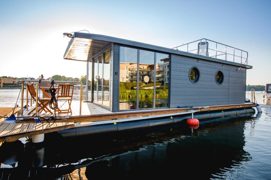 The Features and Benefits of a Houseboat