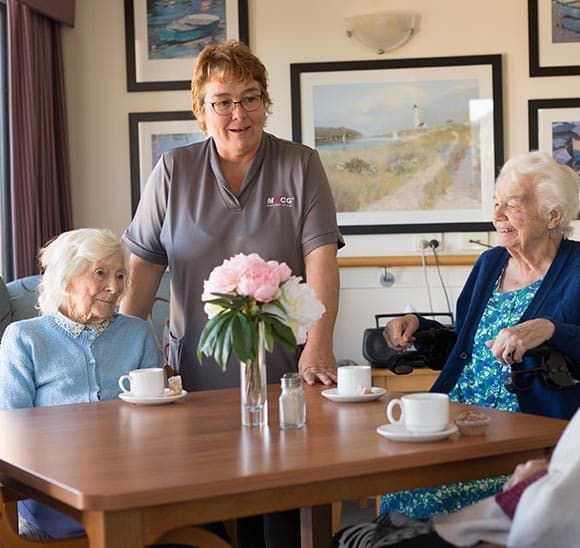 What Are Advantages and Disadvantages of an Old Age Home?