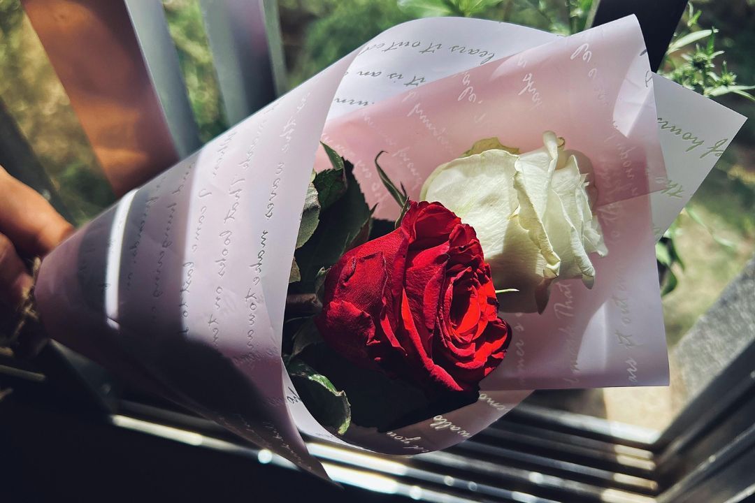 Best Anniversary Flowers by Year and What They Quietly Say