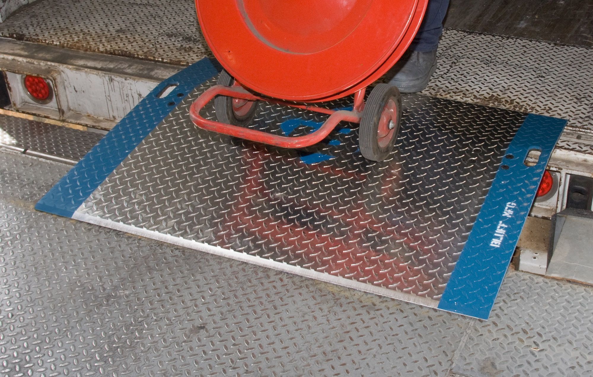 How Dock Plates Improve Workplace Safety,productivity in Bay Area