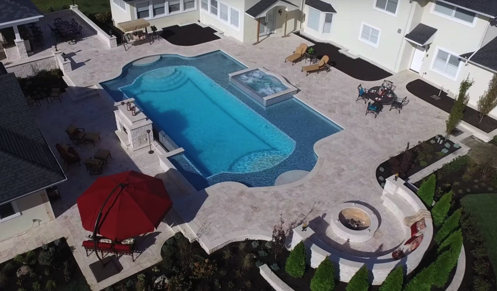 Comparing the Benefits and Drawbacks of Gunite and Vinyl Pools