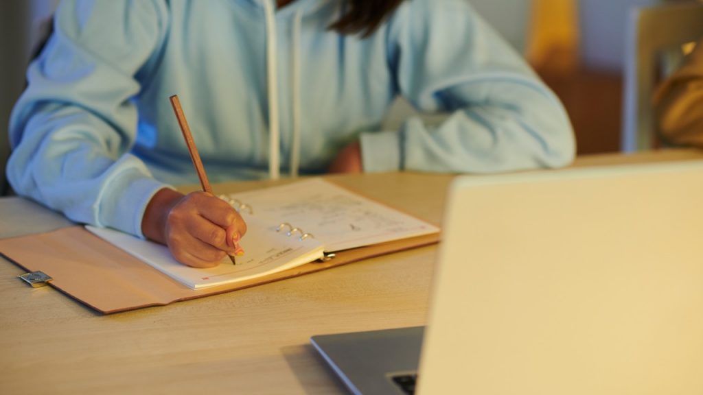 Guide to Write: How Many Paragraphs in a 10,000-Word Essay?