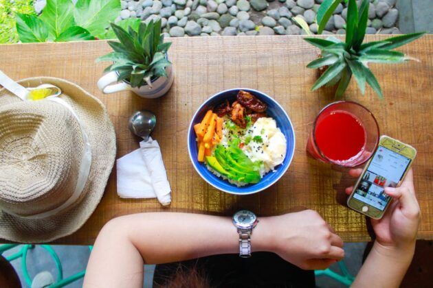 How to Stay Healthy While Living on the Go