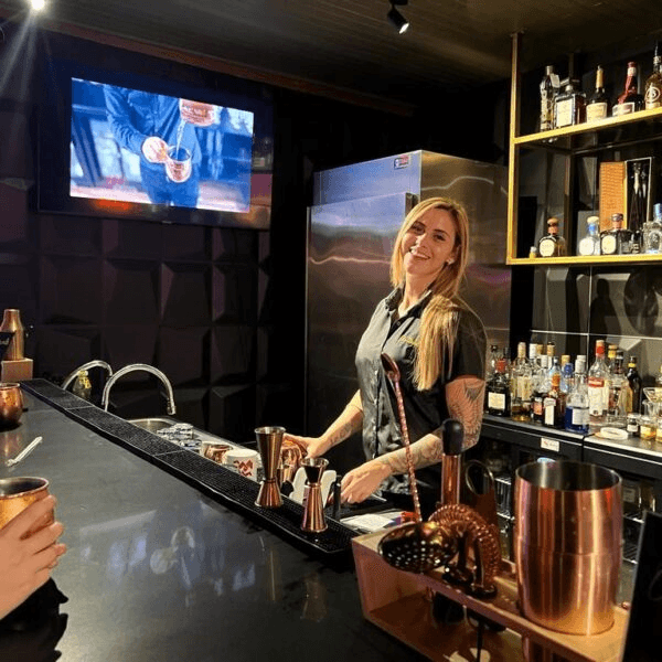 How Ohm Lounge Transforms as the Night Progresses