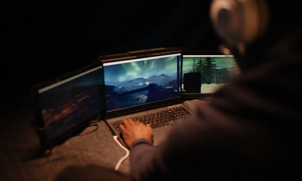 Trio Triple Monitor for Laptop for Streamers And
programmers