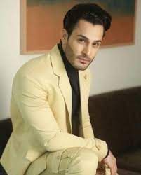 How Old the Umar Riaz?