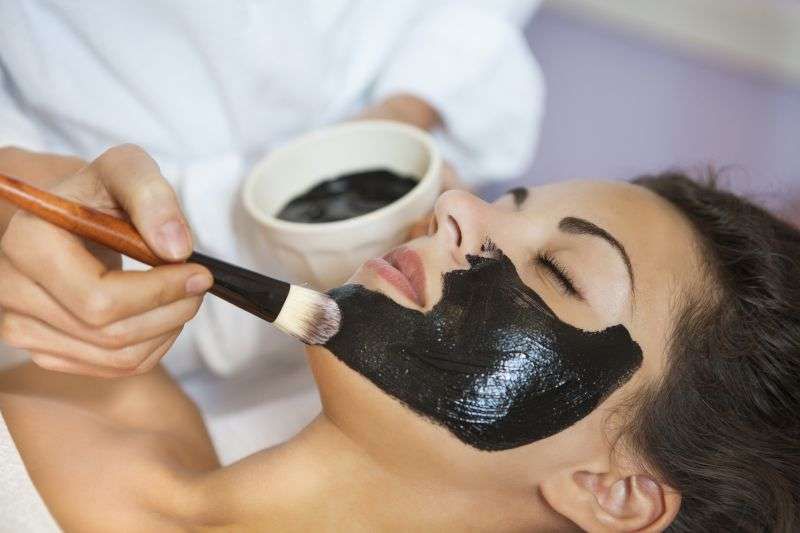 Which Is Better, Carbon Laser or Chemical Peeling for Women