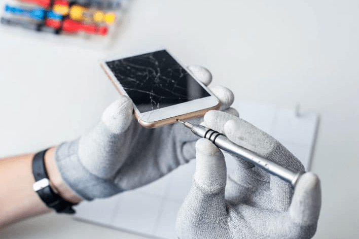 Why You Shouldn’t Ignore a Cracked Phone Screen