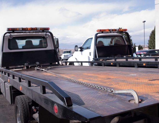 Tilt Deck Service vs Flatbed: Which Is Better for Your Vehicle?
