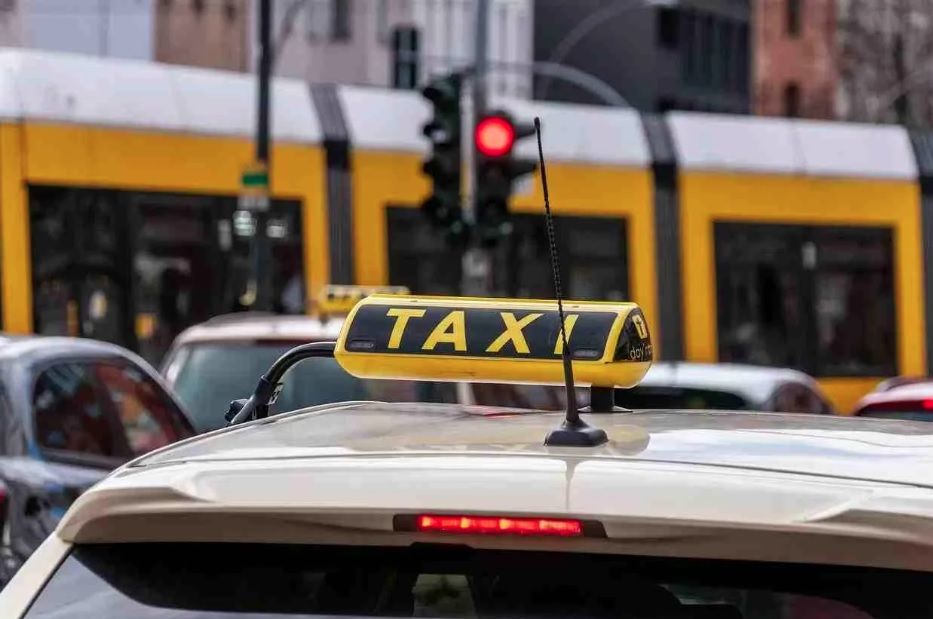 Smart Travel Across Ontario: Overseas Taxi & Shuttle24 at Your Service