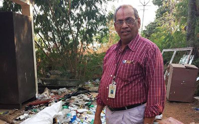 India's plastic man, professor r vasudevan, prof vasudevan story, prof vasudevan padma shri, prof vasudevan innovation, prof vasudevan plastic man of india, prof vasudevan plastic waste, waste management in india, plastic ban, waste-management, sustainable development, plastic man of india, polybags, plastic waste, eco-friendly techniques, invention, waste-disposal, plastic roads, plastic stones, Feeding Trends, prof vasudevan plastic recycle mechanism, recycle plastic int stones